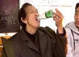 娱乐吃瓜酱老人淋雨,娱乐吃瓜酱老人淋雨引发网友热议